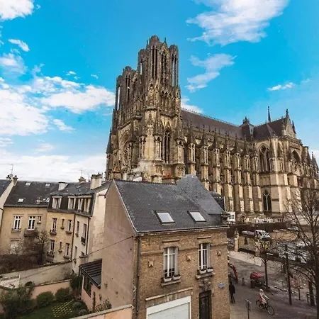 Family Avec Vue Sur La Cathédrale De